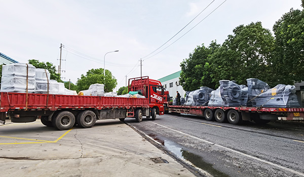 右車12臺(tái)熔噴線產(chǎn)線高壓離心風(fēng)機(jī)，左車11臺(tái)烘箱產(chǎn)線高溫插入式離心風(fēng)機(jī)